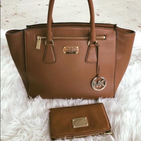 Michael Kors Handbags - ❌SOLD❌Authentic Michael Kors purse and wallet set